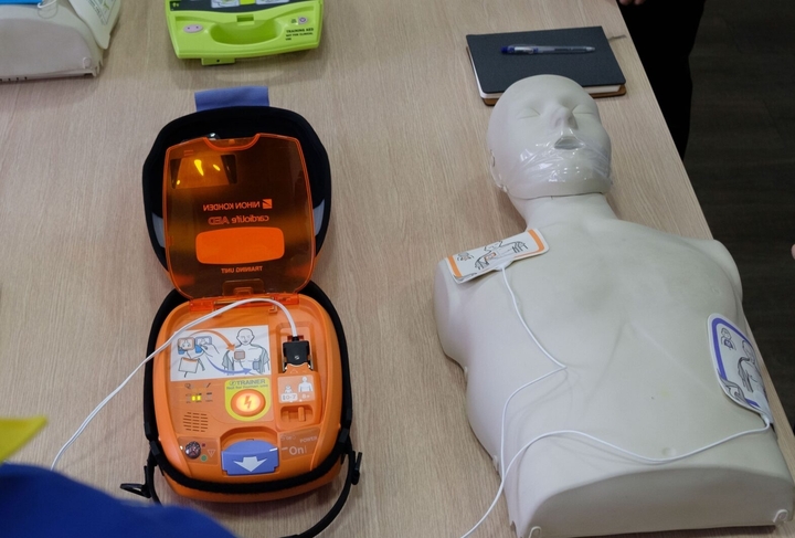 Máy sốc điện phá rung tự động hiện nay được thiết kế rất thông minh và dễ sử dụng, kể cả với người không có chuyên môn y tế. (Ảnh minh hoạ)