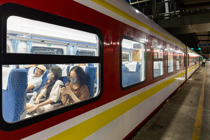 Cận cảnh đoàn tàu du lịch sang chảnh như máy bay lần đầu sản xuất tại Việt Nam