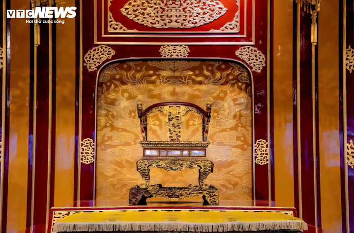 Bảo vật quốc gia Ngai vua triều Nguyễn được trưng bày tại Điện Thái hòa (Đại nội Huế) trước khi bị Hồ Văn Phương Tâm lẻn vào phá hoại. (Ảnh: Hoàng Lê)