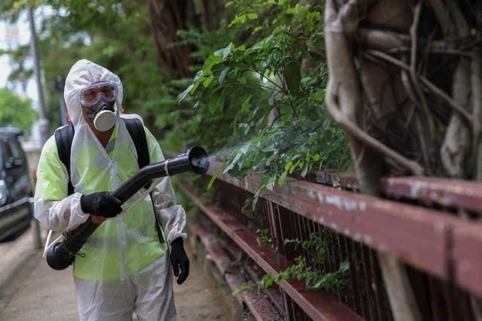 Phun thuốc diệt muỗi ở Hồng Kông. (ẢNH: Reuters)