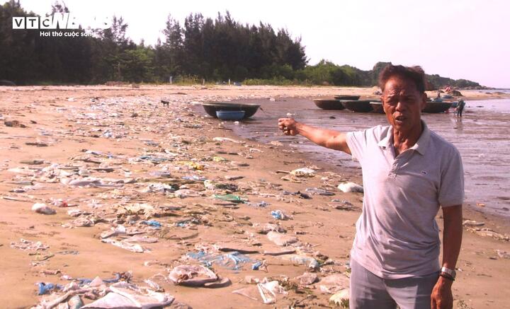 Chứng kiến hình ảnh bờ biển ngập rác, ngư dân Lê Thanh Vân ngao ngán: "Sáng sớm, tôi và một số bà con chuyên đánh bắt gần bờ sẽ neo thuyền vào đây để bán hải sản. Việc mua bán diễn ra ngay ở khu vực tràn lan rác thải khiến cả người bán lẫn người mua đều khó chịu".