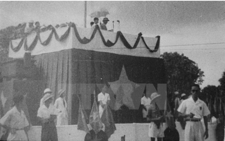 Ngày 2/9/1945, tại Quảng trường Ba Đình lịch sử, Chủ tịch Hồ Chí Minh trang trọng đọc bản Tuyên ngôn Độc lập, khai sinh nước Việt Nam Dân chủ Cộng hòa.