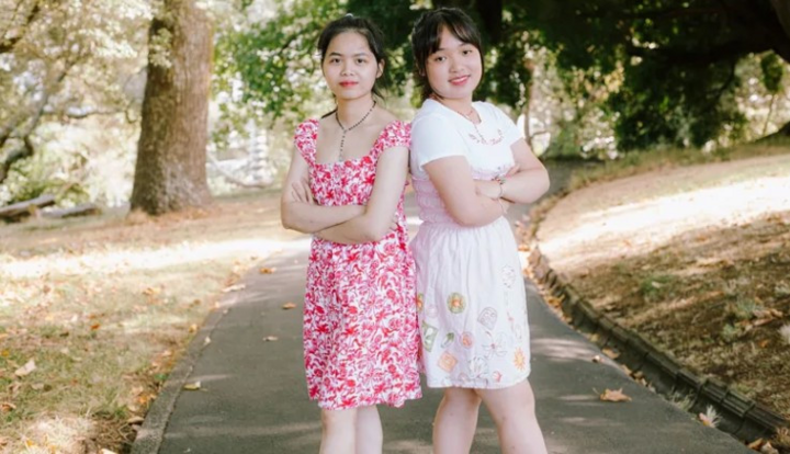 Hai chị em Alisa Phạm và Vicky Ngô đang ở New Zealand. (Ảnh: Amalia Osborne/New Zealand Woman's Weekly)