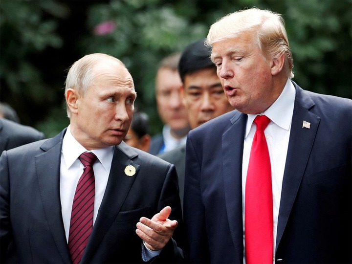 Tổng thống Mỹ Donald Trump và Tổng thống Nga Vladimir Putin trò chuyện trong lúc chụp ảnh chung tại Hội nghị Cấp cao APEC ở Đà Nẵng, Việt Nam, ngày 11/11/2017. (Ảnh: Reuters)