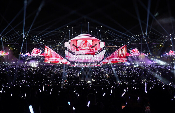على عكس V Concert، V Fest - Glorious Youth هو برنامج مجاني تمامًا.