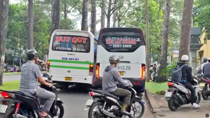 Hai xe khách thuộc nhà xe Duy Quý và Tân Lập Thành đã dừng, đỗ chắn ngang đường, gây cản trở giao thông.