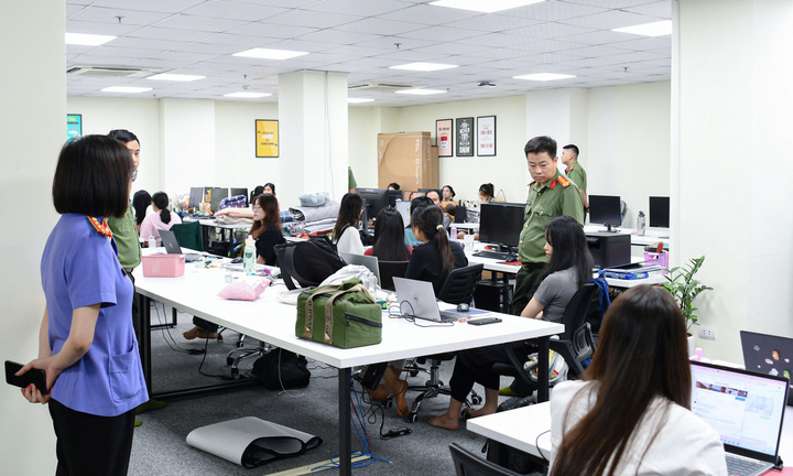 Công an Phú Thọ khám xét nơi làm việc của các đối tượng.