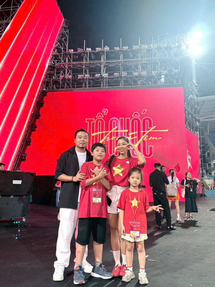 Nhạc sĩ Nguyễn Hữu Vượng và vợ con ở hậu trường concert "Tổ quốc trong tim" tại SVĐ Mỹ Đình.