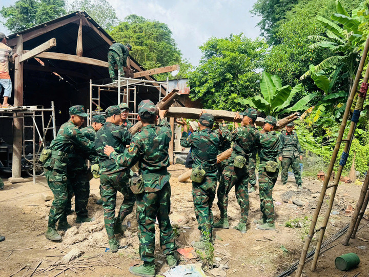 Cán bộ, chiến sĩ Đại đội 2, Ban Chỉ huy phòng thủ khu vực 2 - Gò Dầu cùng nhau giúp ông Phạm Văn Dụ.