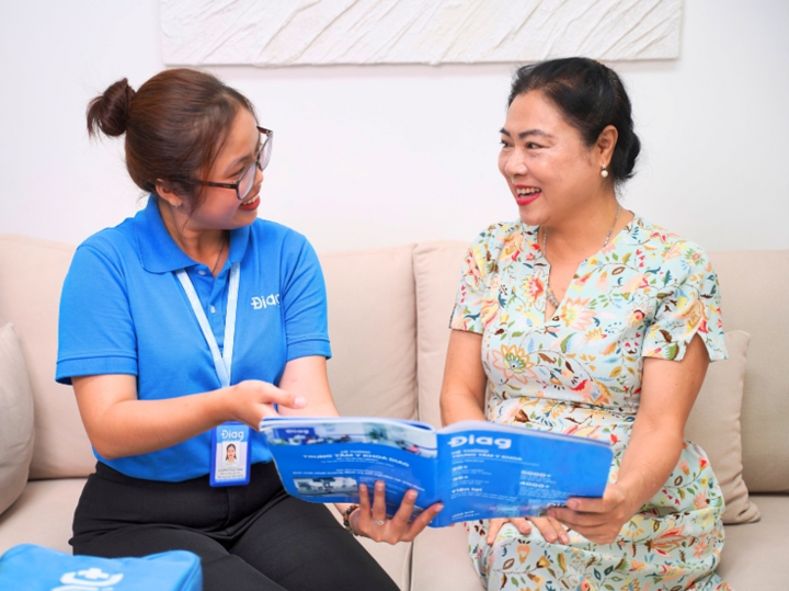 Khách hàng được tư vấn kỹ lưỡng trước khi xét nghiệm máu tổng quát. (Ảnh: DIAG)