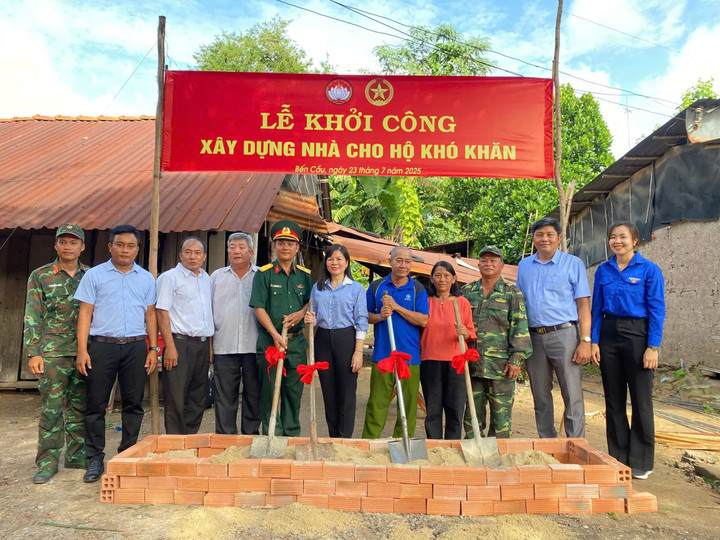 Cán bộ, chiến sĩ khởi công, xây dựng nhà cho hộ khó khăn.