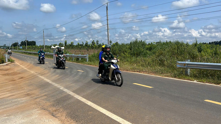 Biên phòng, Công an và lực lượng Quân sự tại Tây Ninh đã phối hợp cùng chính quyền, người dân xây dựng mô hình “Tiếng kẻng vùng biên” - một hình thức báo động khẩn cấp đơn giản mà hiệu quả.