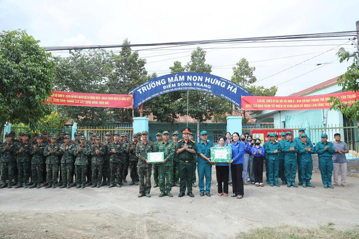 Thượng tá Ngô Khánh, Phó Chính ủy Bộ Chỉ huy Quân sự tỉnh Tây Ninh động viên cán bộ, chiến sĩ tham gia làm công tác dân vận.