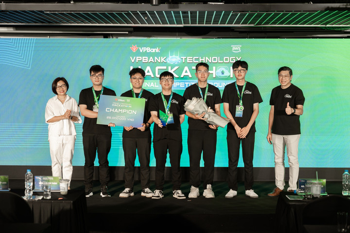 Nhà vô địch VPBank Technology Hackathon for Junior 2025 – Vision of Chosen.