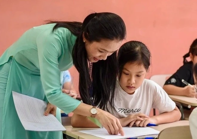 Theo đề xuất tại dự thảo về chính sách tiền lương, từ năm 2026, sẽ có 2 nhóm nhà giáo được hưởng phụ cấp lên tới 150% lương. (Ảnh minh hoạ)