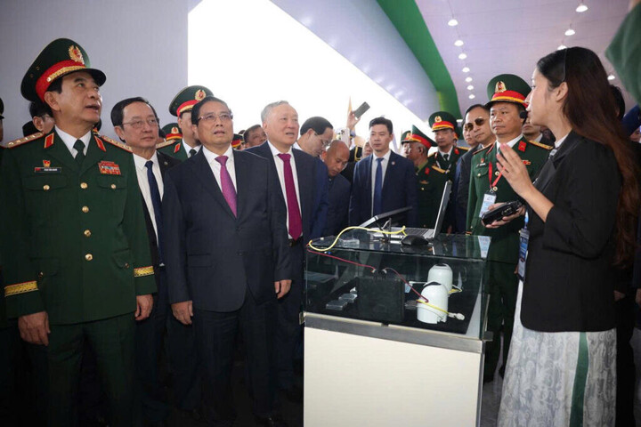 Thủ tướng Phạm Minh Chính và nhiều lãnh đạo cấp cao đến trải nghiệm công nghệ ứng dụng cho UAV của CT UAV tại triển lãm Quốc phòng Việt Nam. (Ảnh: Báo Vietnamnet)