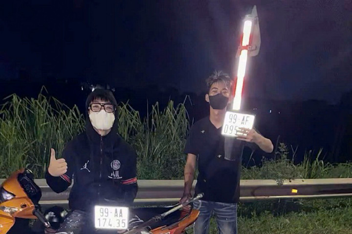 Hình ảnh các đối tượng khoe "chiến tích " trên mạng xã hội.