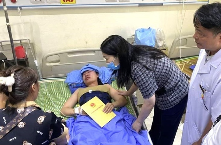 Bà Vũ Thị Hiền Hạnh, Phó Chủ tịch UBND tỉnh Lào Cai thăm các nạn nhân vụ tai nạn.