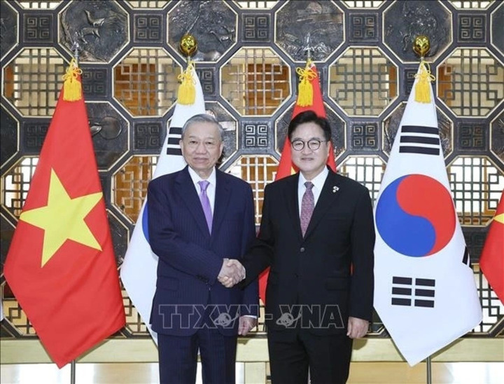 Tổng Bí thư Tô Lâm hội kiến Chủ tịch Quốc hội Hàn Quốc Woo Won-sik. (Ảnh: TTXVN)