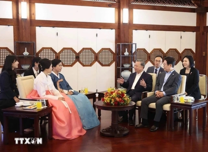 Tổng Bí thư Tô Lâm và Phu nhân cùng Tổng thống Hàn Quốc và Phu nhân dự tiệc trà. (Ảnh: TTXVN)