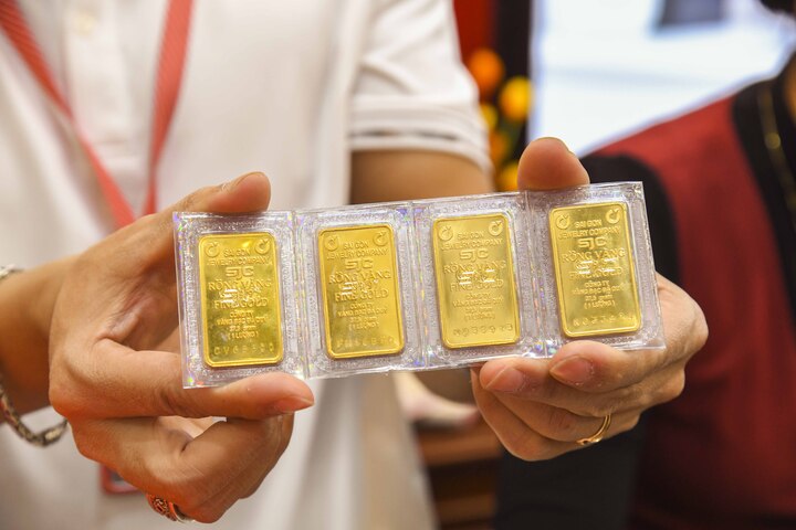 Vàng thế giới lao dốc, vì sao giá vàng miếng trong nước vẫn bất động?