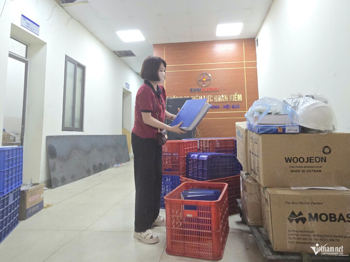 Cán bộ điện lực Hoàn Kiếm đang thu dọn đồ đạc, tài liệu. (Ảnh: Hoàng Anh)