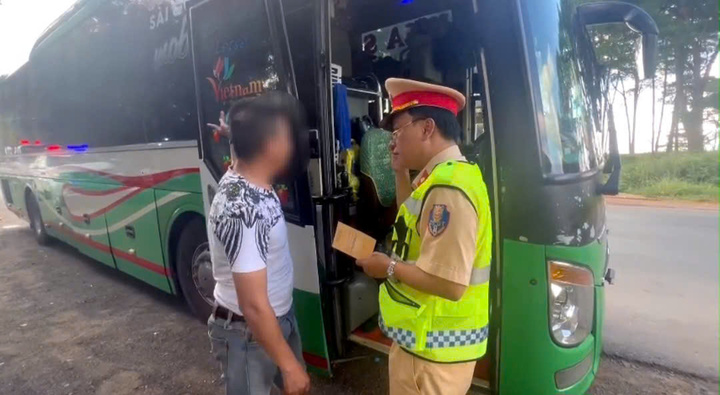 Cán bộ CSGT làm việc với tài xế chở quá tải.