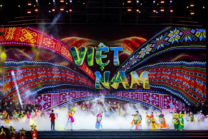 Chương trình "Dưới cờ vinh quang" diễn ra tại 3 điểm cầu Hà Nội – Huế – TP.HCM.