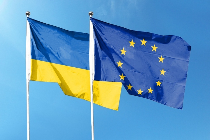 Cờ EU và Ukraine. (Ảnh: Toute l'Europe)