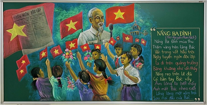 "Tôi chọn chất liệu phấn màu vì sự mộc mạc, gần gũi của nó. Bảng xanh và phấn trắng vốn quen thuộc với bao thế hệ học trò, cũng như hình ảnh Bác Hồ luôn gần gũi với nhân dân. Mỗi nét phấn là một lời tri ân gửi đến Bác và các thế hệ cha anh đã hy sinh để đất nước có được hoà bình, độc lập như ngày hôm nay", thầy giáo nói.
