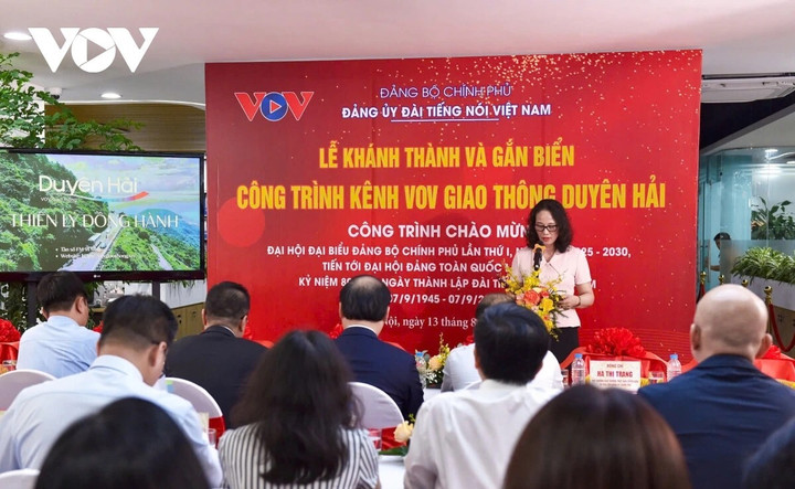 Bà Hà Thị Trang, Phó Trưởng ban Thường trực Ban Tuyên giáo và Dân vận Đảng ủy Chính phủ phát biểu chúc mừng Ban VOV Giao thông quốc gia