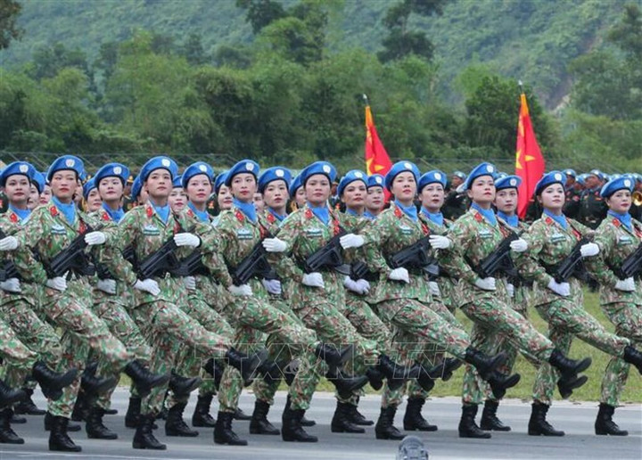 Khối nữ sĩ quan lực lượng Gìn giữ hòa bình tham gia hợp luyện. Ảnh: Trọng Đức - TTXVN