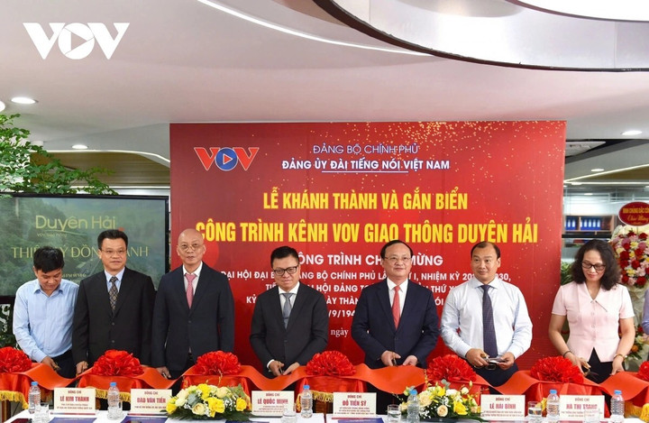 Các đại biểu thực hiện nghi thức khánh thành công trình kênh phát thanh VOVGT Duyên hải.