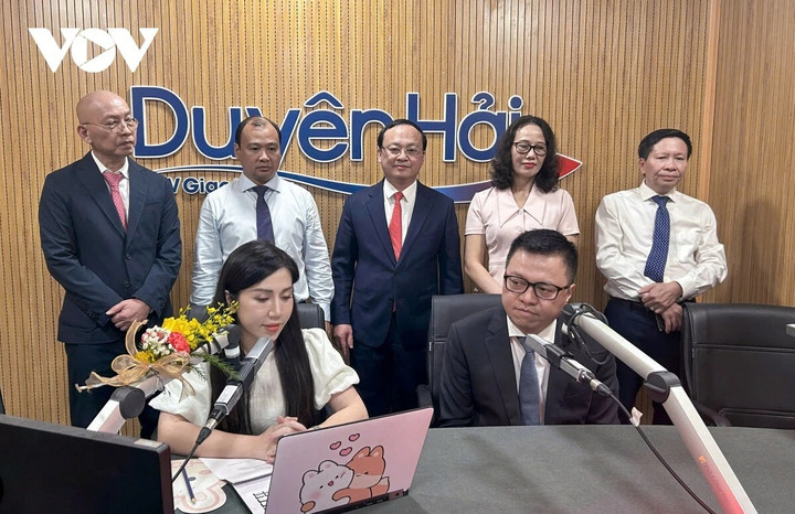 Các đại biểu thăm kênh phát thanh VOVGT Duyên hải.