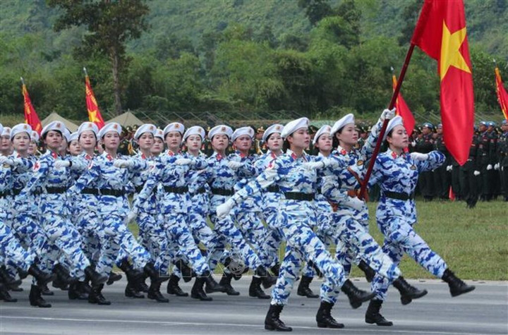 Khối nữ sĩ quan quân y tham gia hợp luyện. Ảnh: Trọng Đức - TTXVN