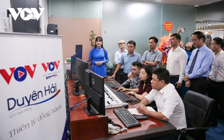 Các đại biểu thăm kênh phát thanh VOVGT Duyên hải.