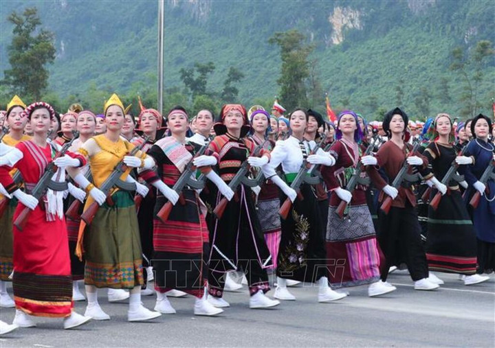 Khối nữ dân quân tự vệ các dân tộc tham gia hợp luyện. Ảnh: Trọng Đức - TTXVN