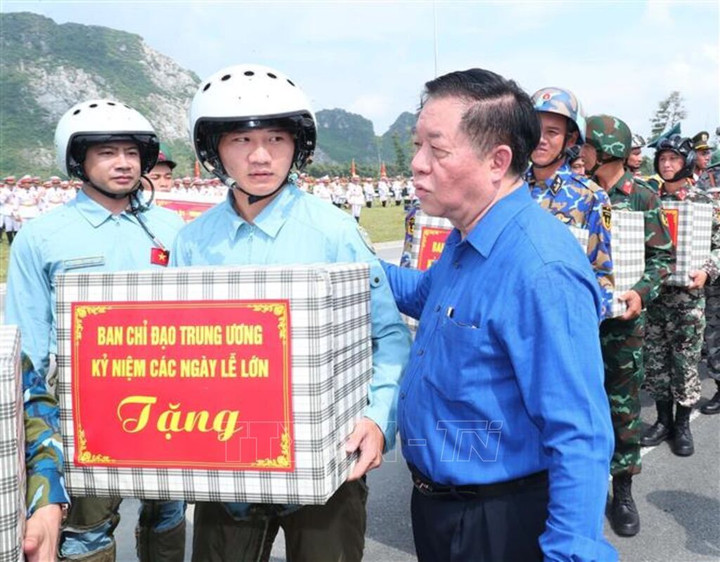 Trưởng Ban Tuyên giáo và Dân vận Trung ương Nguyễn Trọng Nghĩa tặng quà các đoàn tham gia hợp luyện. Ảnh: Trọng Đức - TTXVN