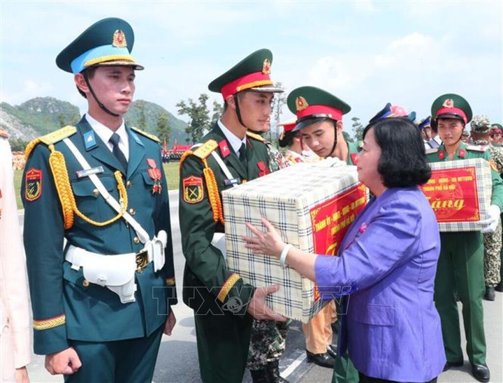 Bí thư Thành ủy Hà Nội Bùi Thị Minh Hoài tặng quà các đoàn tham gia hợp luyện. Ảnh: Trọng Đức - TTXVN