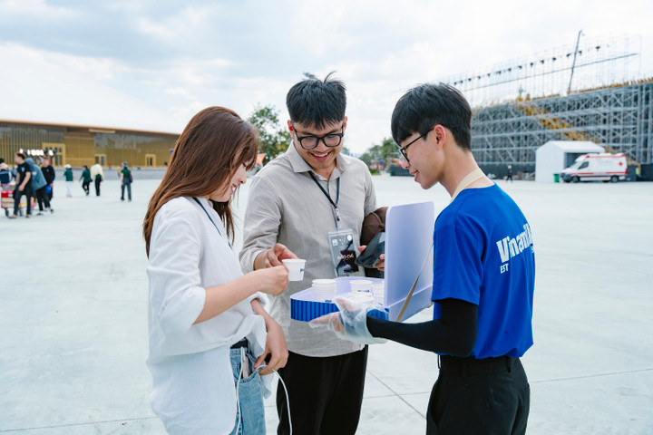 Khách đến sớm tranh thủ thưởng thức ngay loạt đồ mát lạnh từ Vinamilk, từ kem gelato mềm mịn, trà kombucha có gaz HAYĐẤY cực sảng khoái, sữa 9 hạt béo bùi, đến sữa chua uống Green Farm sánh mướt, thoảng hương cỏ hoa…