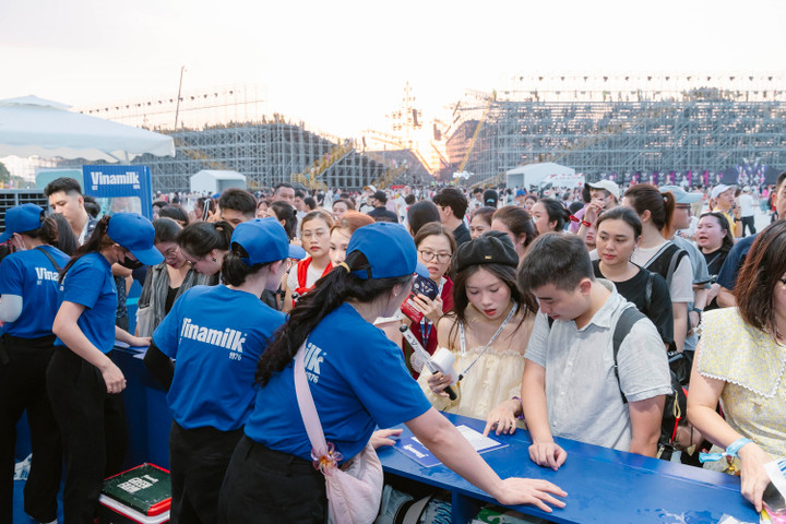 Là 2 sự kiện nghệ thuật đẳng cấp, V-Concert và V-Fest do Đài Truyền hình Việt Nam (VTV) tổ chức nhân dịp kỷ niệm 80 năm Ngày Quốc khánh và 55 năm kể từ ngày phát sóng chương trình truyền hình đầu tiên của VTV. Mỗi chương trình ước tính có khoảng 25.000 khách tham dự.