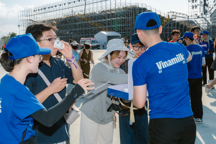 Đồng hành cùng sự kiện ý nghĩa này, Vinamilk dành tặng khán giả tham dự chương trình khoảng 50.000 sản phẩm, với đa dạng lựa chọn. Trong đó, có nhiều sản phẩm vừa “trình làng” và đang “gây sốt” trong giới trẻ như trà kombucha có gaz HAYĐẤY, kem Gelato Vinamilk, Vinamilk Green Farm sữa chua cao đạm men Hy Lạp, sữa chua uống Vinamilk Green Farm, sữa 9 loại hạt, sữa đậu nành cao canxi, sữa chua uống men sống Probi, nước trái cây Collagen…