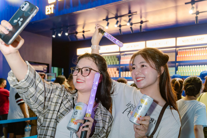 Vừa mới ra mắt và đang viral trên mạng xã hội, trà kombucha có gaz HAYĐẤY đã kịp có mặt tại V-Concert và V-Fest. Đây là sản phẩm kombucha ủ 6 tháng đầu tiên ở Việt Nam, được lên men chậm từ lá trà xanh hữu cơ theo cách ủ truyền thống, giúp tốt cho đường ruột hơn. Sản phẩm nhanh chóng “đốn tim” các Gen Z với bao bì bắt mắt, ngào ngạt hương trà, lại còn có gaz, chua nhẹ ưng ý mà không gắt.