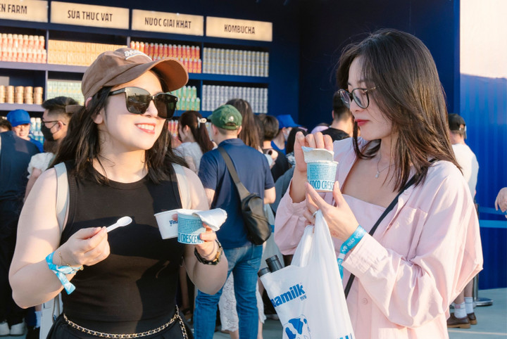 Giữa thời tiết nóng bức, kem Gelato mát lạnh – một “tân binh” khác nhà Vinamilk – với chất kem quyện đặc, kéo sánh, lấy cảm hứng từ chất kem gelato trứ danh của Ý cũng trở nên đầy hấp dẫn với các bạn trẻ.