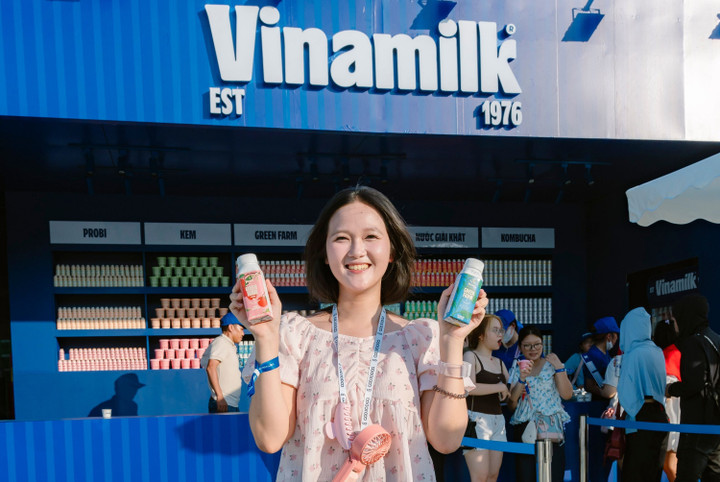 Sữa chua uống thanh trùng sánh mướt, thoảng hương cỏ hoa nay có thêm vải thiều và hoa nhài, cam và hoa bưởi. Kết hợp cùng thạch thủy tinh giòn dai, sản phẩm đủ để “vỗ về vị giác” mọi khán giả trong ngày hè.