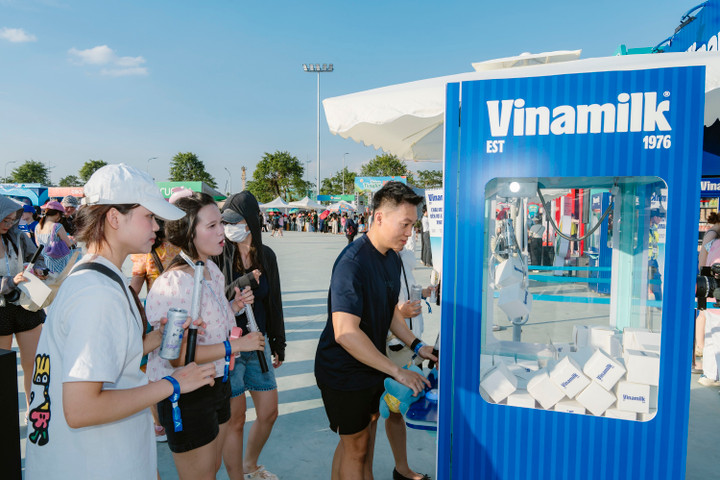 Ngoài nạp năng lượng tươi mát, giúp các tín đồ yêu âm nhạc đủ sức “quẫy” hết mình suốt 5-7 tiếng của chương trình, gian hàng Vinamilk còn có khu vực minigame để khán giả được thử sức với trò chơi gắp túi mù. Phần thưởng từ chương trình là hàng nghìn món quà cực hấp dẫn. Đại diện doanh nghiệp cho biết, sẽ còn nhiều chương trình “đỉnh nóc, kịch trần” hơn chờ đón người dân trong các sự kiện hướng tới dịp kỷ niệm 80 năm ngày Quốc khánh sắp tới.