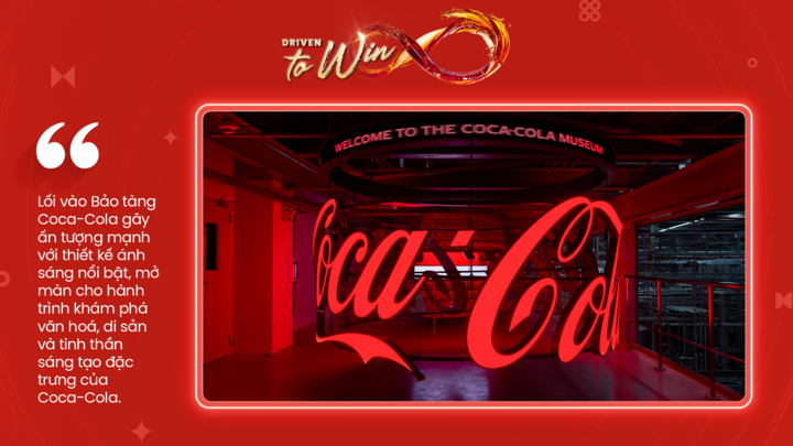 Bảo tàng Coca-Cola là không gian văn hóa tích hợp ngay trong khuôn viên nhà máy. Cổng chào nổi bật với thiết kế die-cut hình chai Coca-Cola RGB, là điểm bắt đầu hành trình khám phá.