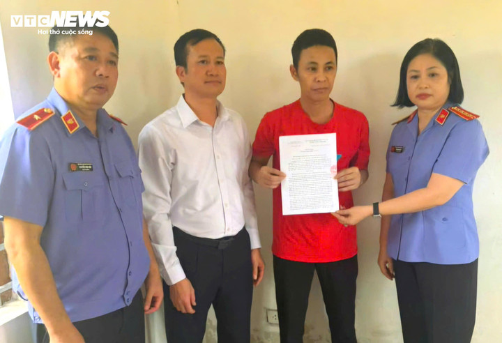 Đại diện VKSND tỉnh Hưng Yên và TAND tỉnh Hưng Yên trao quyết định Kháng nghị toàn bộ bản án sơ thẩm cho bị cáo Thái Khắc Thành tại trại tạm giam.