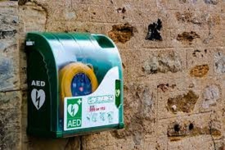 Nhiều quốc gia trên thế giới lắp AED tại nơi công cộng.