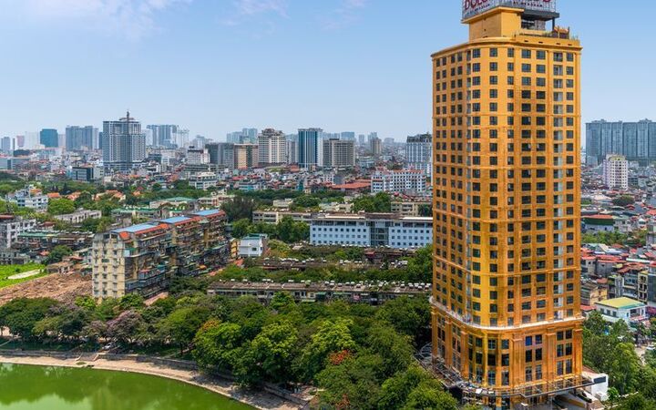 Dolce By Wyndham Hanoi Golden Lake là khách sạn 5 sao, nổi bật với thiết kế dát vàng. (Ảnh: Booking)
